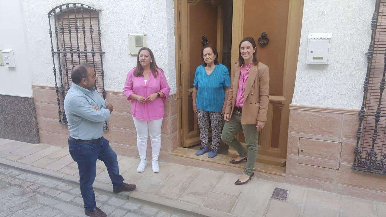 Antonio Pedregosa y Cristina Casanueva (derecha) visita una de las viviendas reformadas en Valenzuela