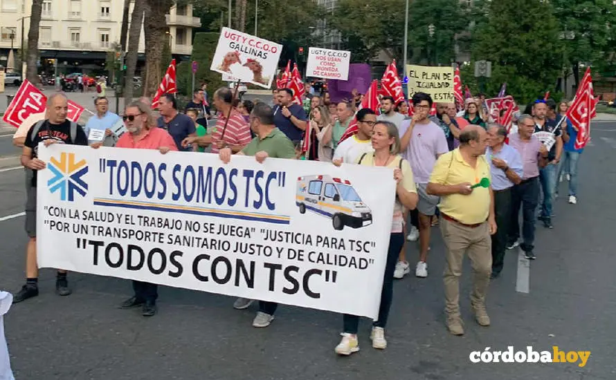 Protesta en la calle de trabajadortes del transporte sanitario