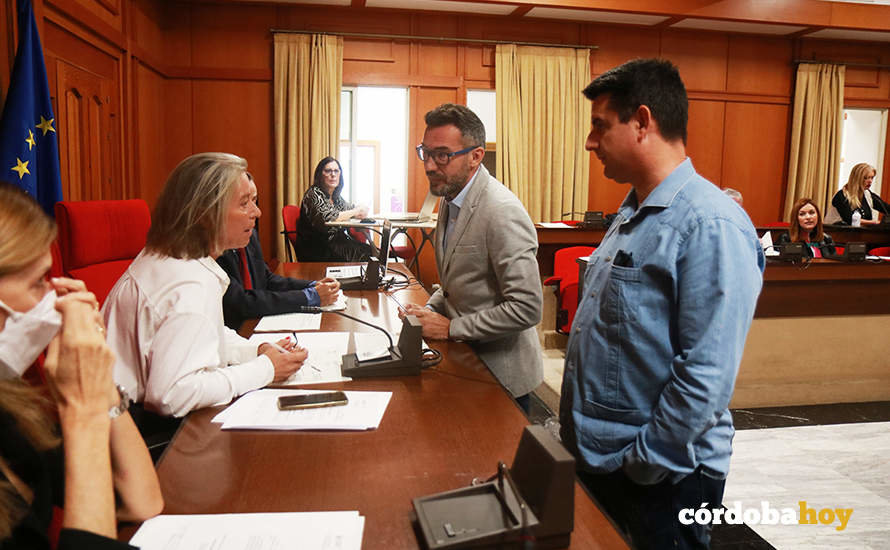 Isabel Albás conversa con José Antonio Romero y Pedro García antes de iniciar el Pleno FOTO RAFA MELLADO SENIOR