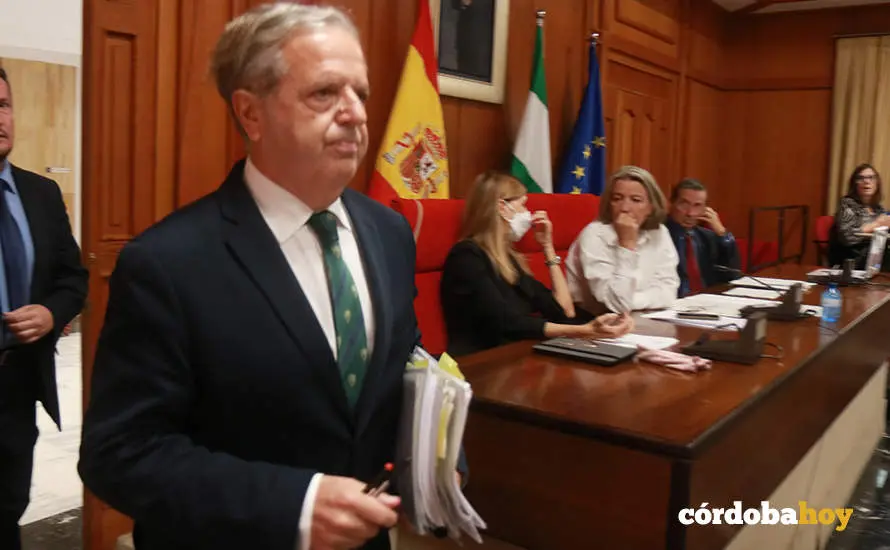 Salvador Fuentes entra en el Pleno FOTO RAFA MELLADO SENIOR