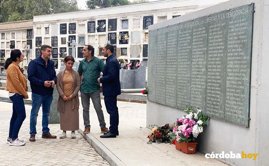La directiva de IU en el monumento a las víctimas del franquismo en el cementerio de La Salud