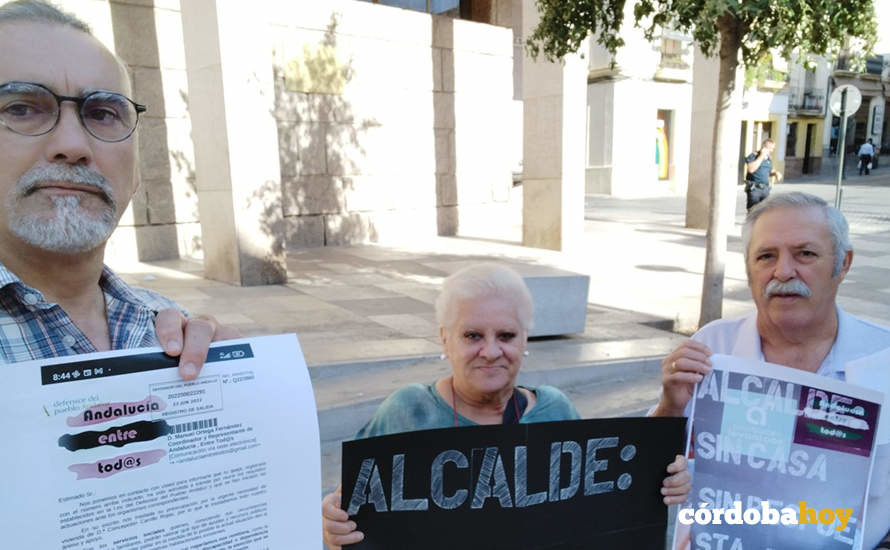 Manuel Ortega con Conchi en una protesta anterior ante el Ayuntamiento
