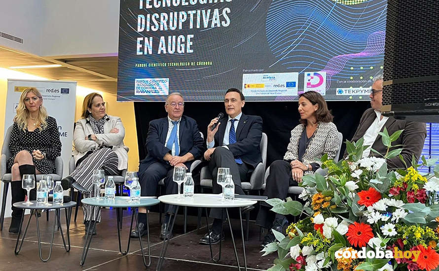 Gómez Villamandos (centro) interviene en las las jornadas 'Tecnologías Disruptivas en Auge' copia