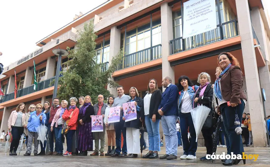 Despliegue de la pancarta con motivo del 25N en el Ayuntamiento FOTO RAFA MELLADO SENIOR