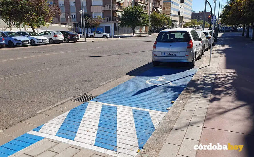 Aparcamiento reservado para discapacidad f&iacute;sica en C&oacute;rdoba, en una imagen de archivo