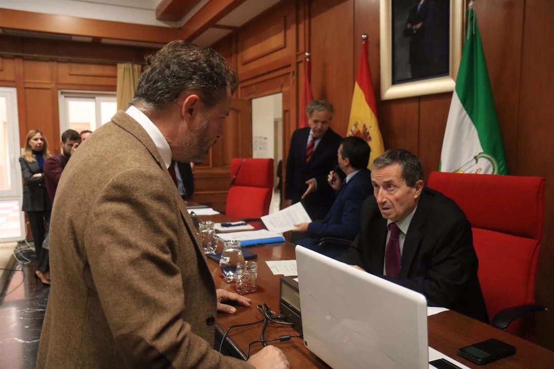 David Dorado habla con el secretario del Pleno, Valeriano Lavela FOTO RAFA MELLADO SENIOR