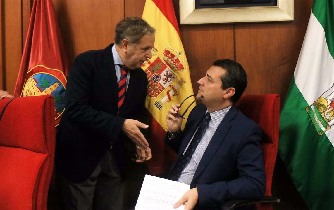 Salvador Fuentes y José María Bellido en el Pleno de noviembre FOTO RAFA MELLADO SENIOR