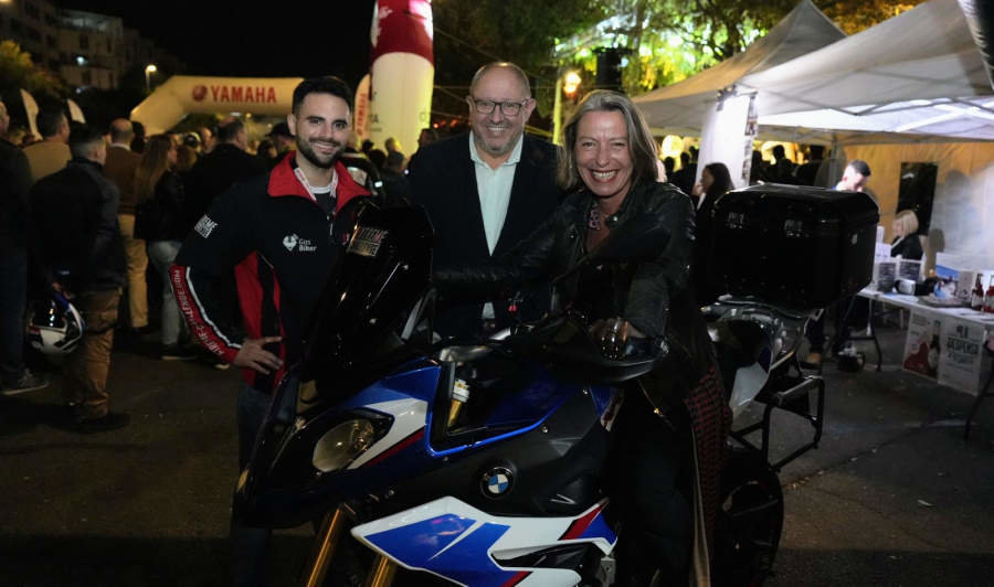 Andrés Muñoz, CEO de Gasbiker, Manuel Torralbo e Isabel Albás le dan la bienvenida a los participantes en la ruta motera