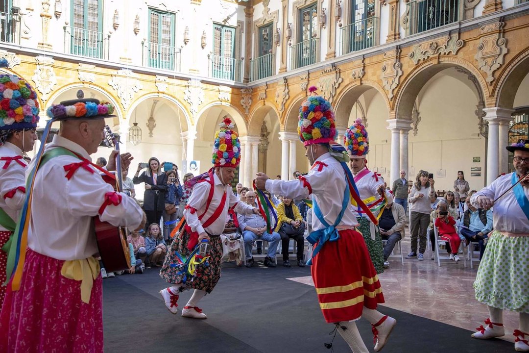 Imagen de los Danzantes de San Isidro de Fuente Tójar este sábado en Córdoba en la Feria de los Municipios