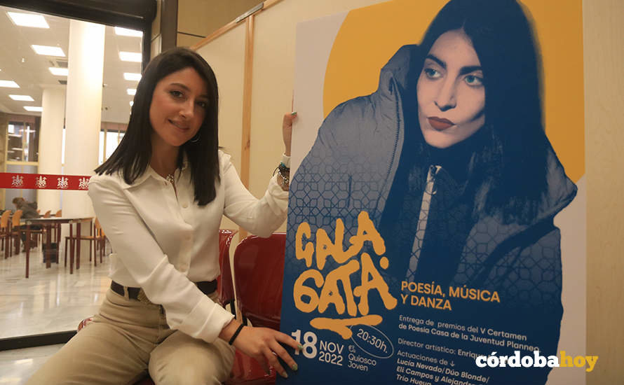 Cintia Bustos con el cartel de la Gala Gata del próximo 18 de noviembre FOTO RAFA MELLADO SENIOR