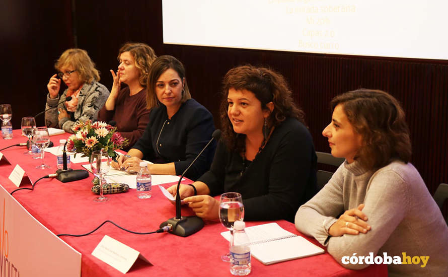 La periodista cordobesa María José Martínez (primera de la derecha) en un acto en favor de la igualdad de sexos