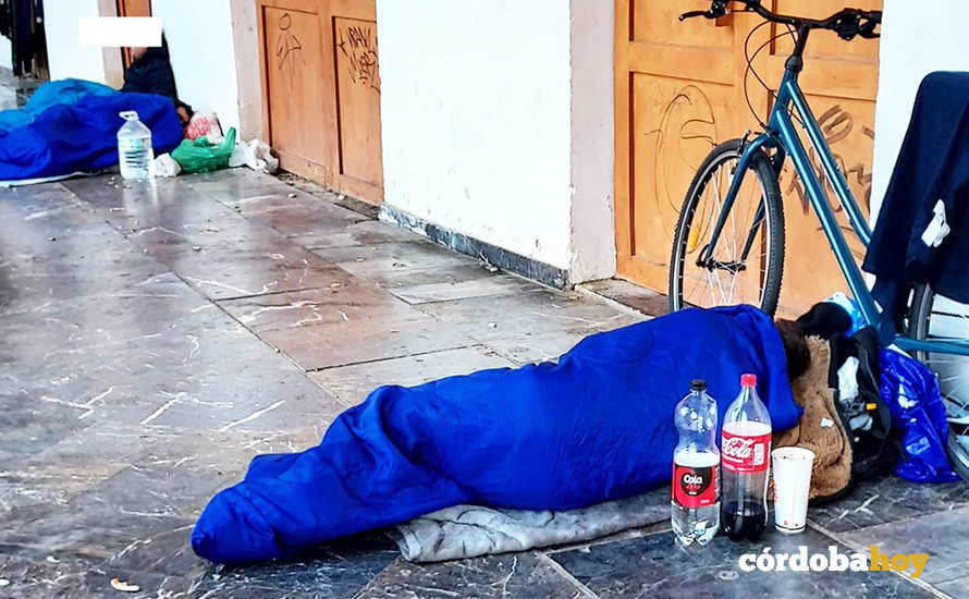 Imagen de este domingo por la mañana de indigentes durmiendo en la Plaza de La Corredera
