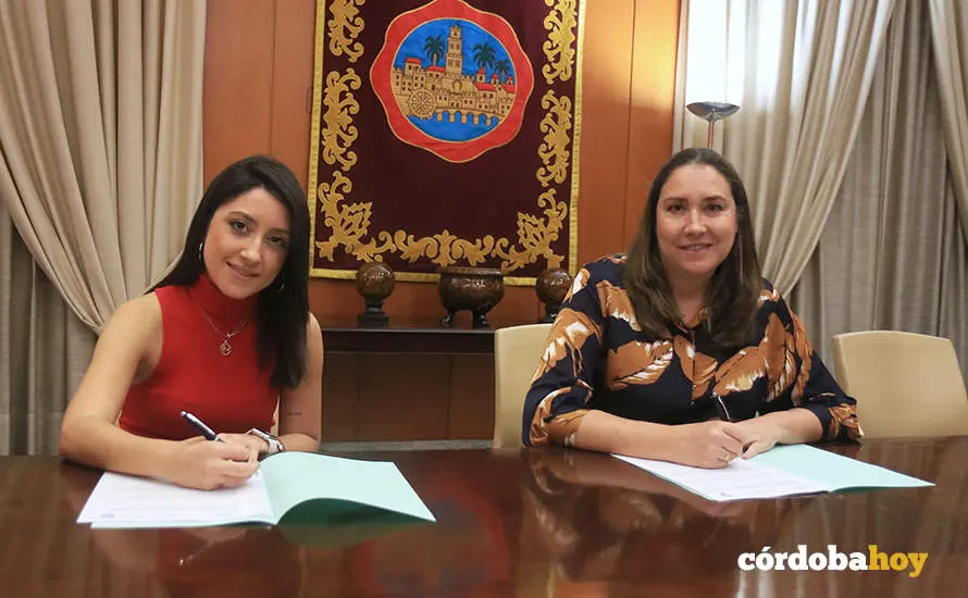 Cintia Bustos y Mar&iacute;a Luisa G&oacute;mez Calero firman el convenio de Ingema y Cecosam FOTO RAFA MELLADO SENIOR