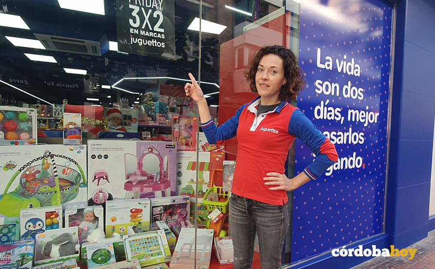 Isabel Gómez, de Juguettos, muestra la promoción del Black Friday en la tienda