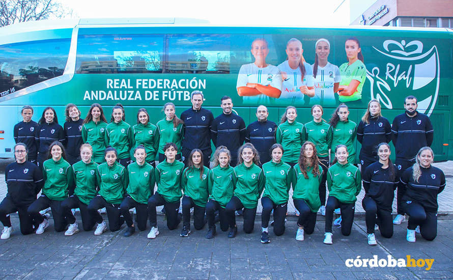 La selección femenina de fútbol Sub15 antes de salir hacia Cáceres