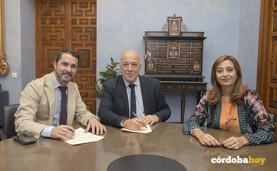 Firma del convenio con Zuheros sobre la gestión tributaria