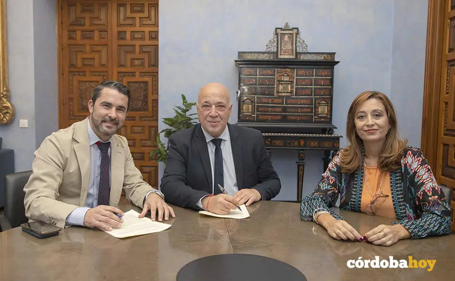 Firma del convenio con Zuheros sobre la gesti&oacute;n tributaria