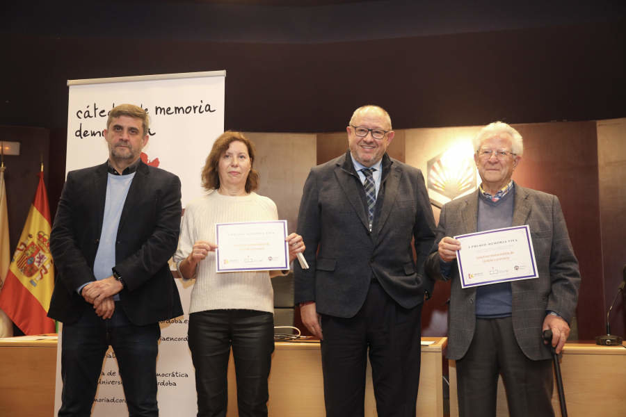 Florentina Rodríguez y Antonio Deza recogen el premio de manos del rector y el delegado