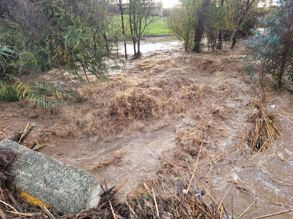 Uno de los arroyos de La Carlota desbordados por la cantidad de lluvia caída FOTO POLICÍA LOCAL CARLOTEÑA
