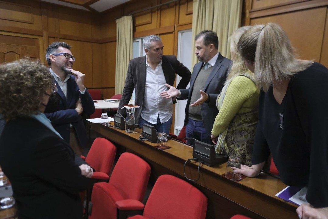 David Dorado conversa con compañeros de Pleno de PSOE y Podemos FOTO JM AYALA