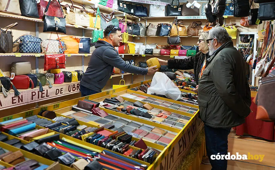 Luis Fabero, de Daylu's, en la carpa navide&ntilde;a de Comacor