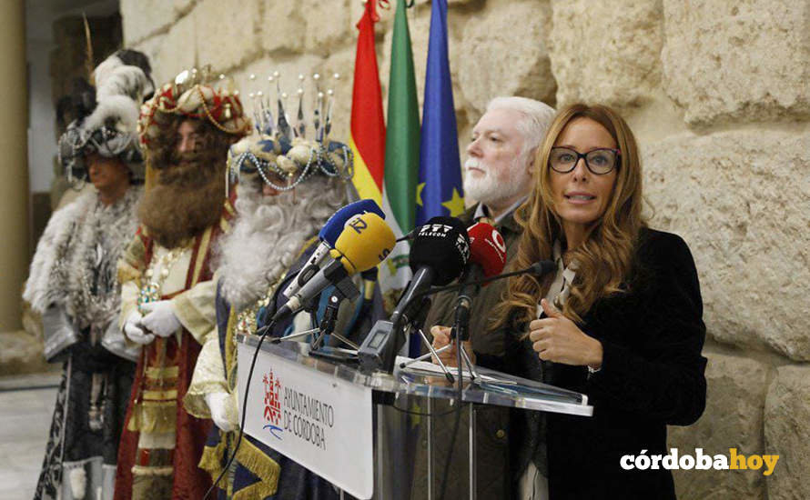 Marián Aguilar con los Reyes Magos presentando el programa del último tramo de la Navidad