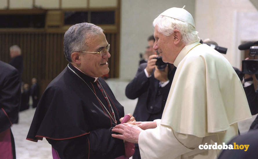 Monseñor Demetrio saluda al Papa Benedicto XVI, en una foto de archivo