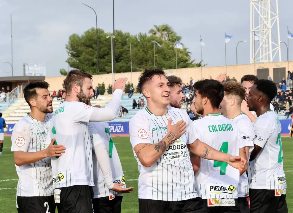 Celebraci&oacute;n de la victoria en San Fernando FOTO C&Oacute;RDOBA CF
