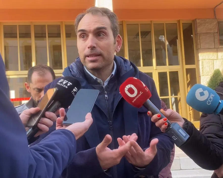 Toni Valero atiende a los periodistas en C&oacute;rdoba, en una imagen de archivo