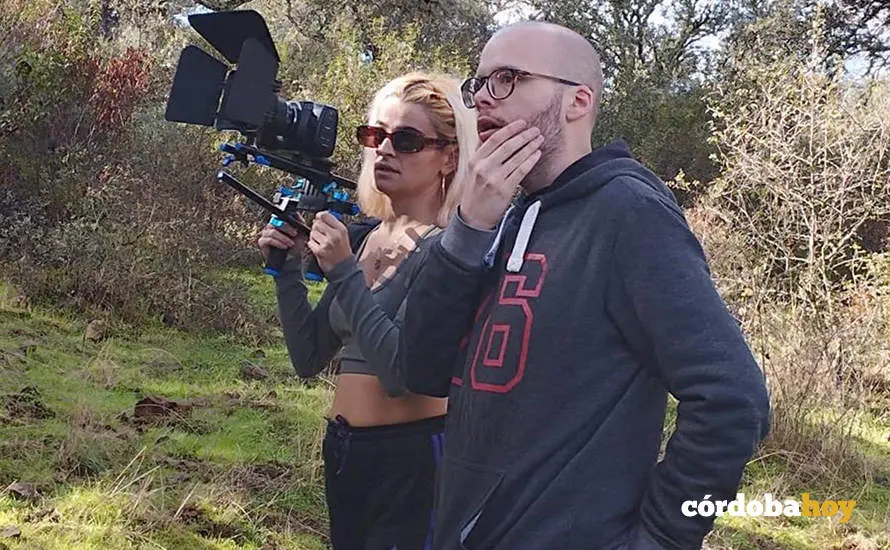Alex Sereno y Celia Kiedis preparando una escena