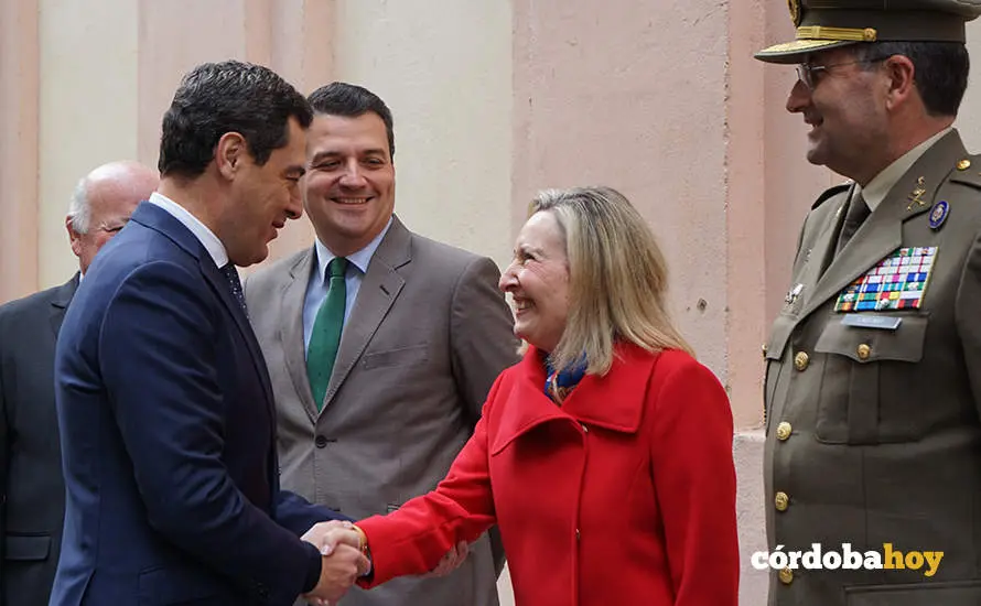 Juanma Moreno saluda a Margarita Robles en uno de los actos por la Base Log&iacute;stica del Ej&eacute;rcito de Tierra en C&oacute;rdoba