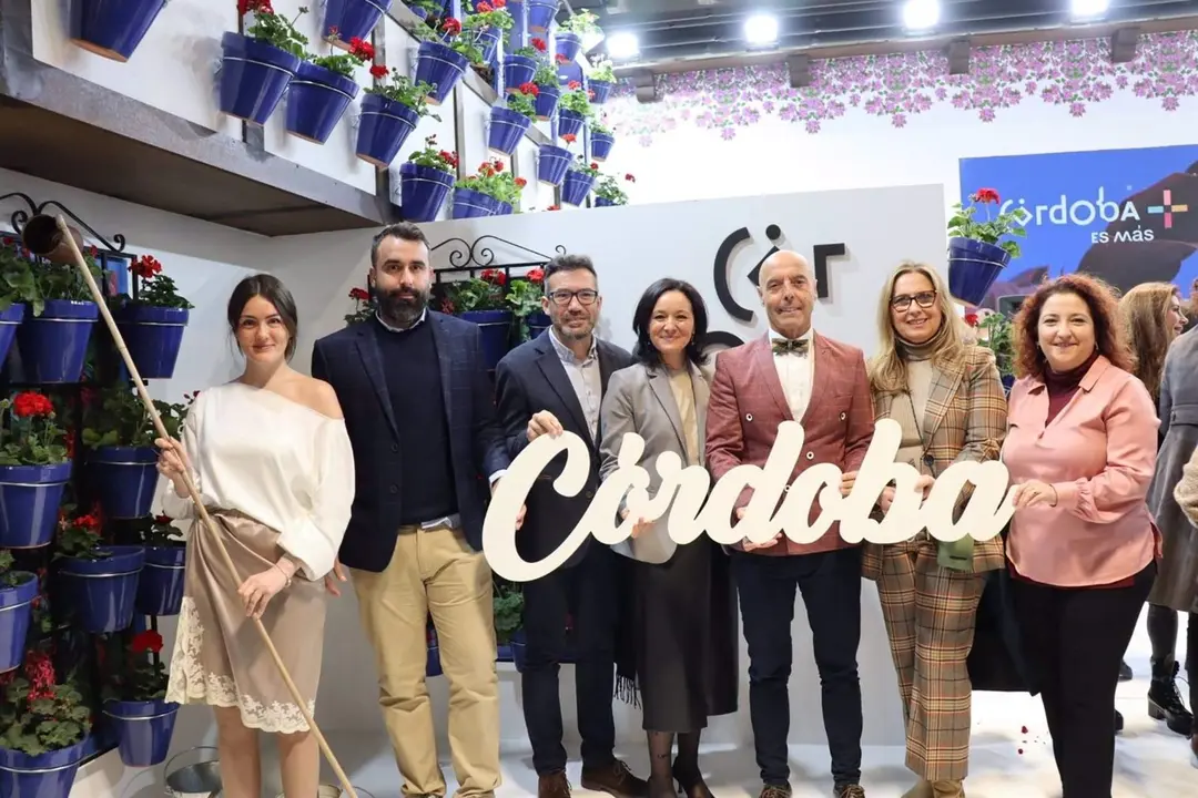 Cresp&iacute;n (centro), junto a otros dirigentes del PSOE cordob&eacute;s, en el estand de C&oacute;rdoba capital en Fitur