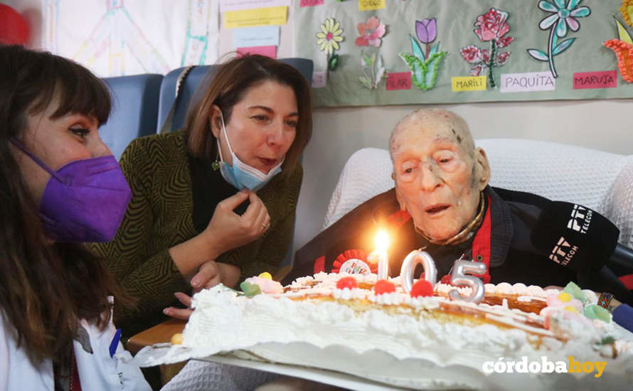 Eva Contador con el homenajeado de 105 años Francisco Herrera