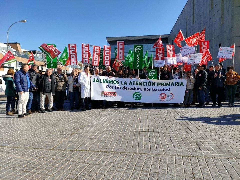 Concentración sindical ante el Carlos Castilla del Pino