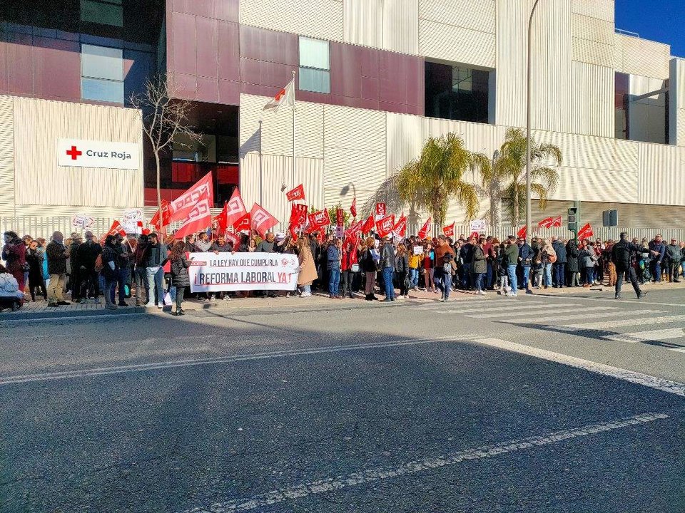 Concentración sindical a las puertas de Cruz Roja de Córdoba