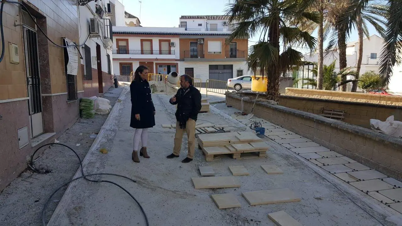 La delegada de Justicia, Administraci&oacute;n Local y Funci&oacute;n P&uacute;blica, Raquel L&oacute;pez, en una de las obras PFEA de Valenzuela