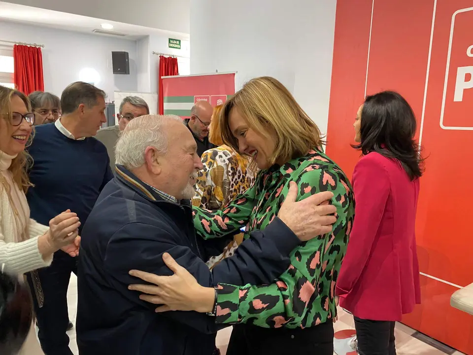 Paco T&eacute;llez saluda a Pilar Alegr&iacute;a en el PSOE de C&oacute;rdoba