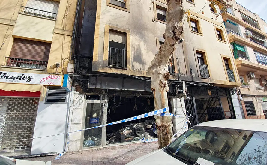 Colchoner&iacute;a incendiada de madrugada en la calle Cruz de Ju&aacute;rez