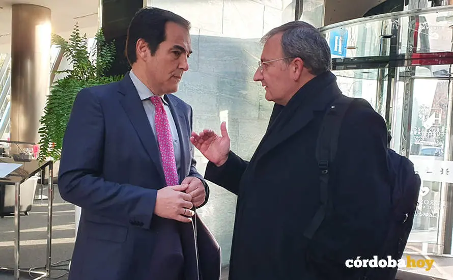 Jos&eacute; Antonio Nieto y el de&aacute;n-presidente de la Mezquita Catedral, Joaqu&iacute;n Alberto Nieva Garc&iacute;a, antes de la conferencia