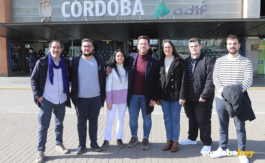 Miembros de Hacemos C&oacute;rdoba en la estaci&oacute;n sin nombre del AVE