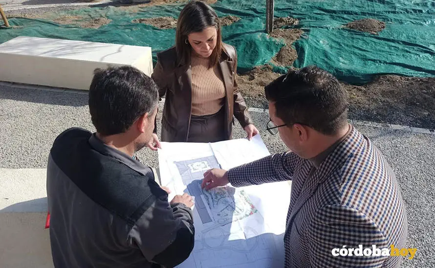 Raquel L&oacute;pez conoce uno de los proyectos de PFEA que se van a ejecutar en El Guijo, en una imagen de archivo