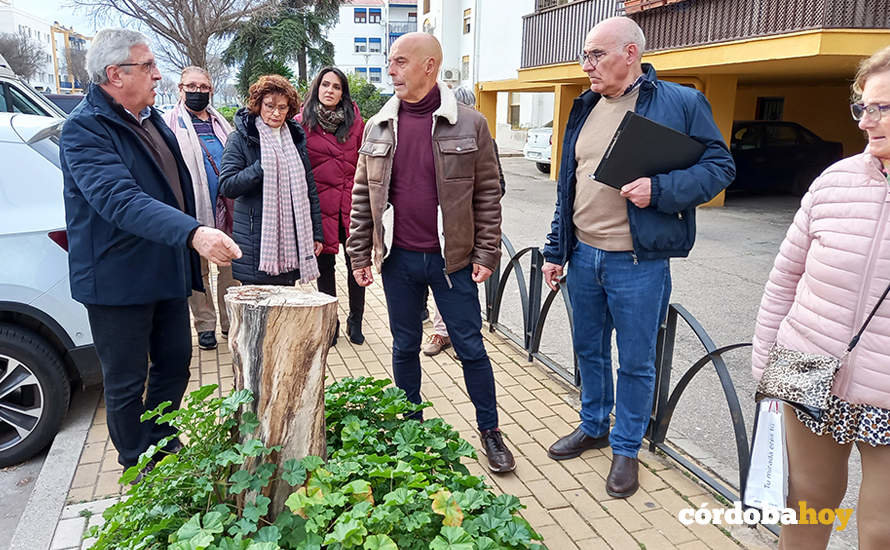 Representantes del PSOE con vecinos y vecinas de Miralbaida