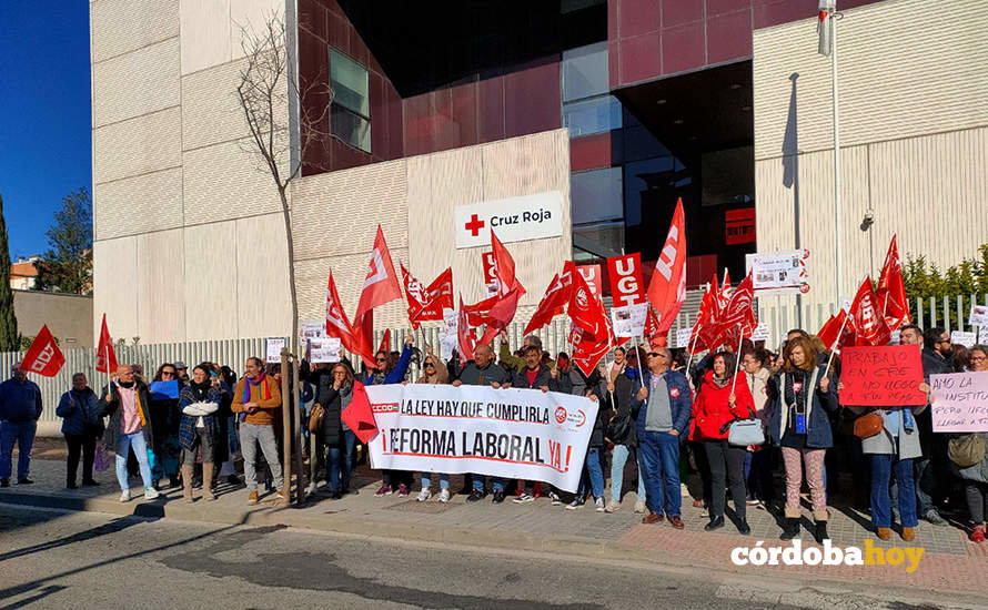 Trabajadores y trabajadoras de Cruz Roja concentrados a la puerta de la sede en Córdoba