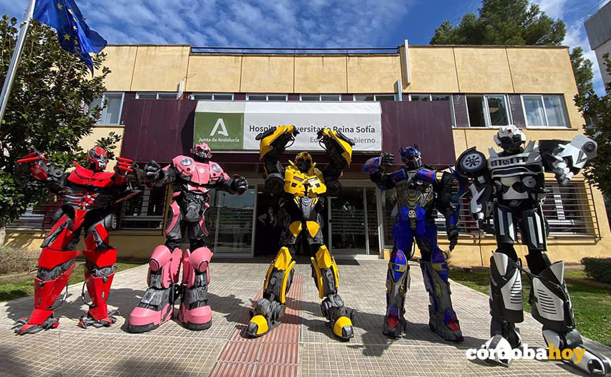 Los robots 'Transformers' en su visita al Hospital Reina Sofía