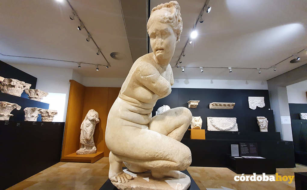 Escultura femenina en el Museo Arqueológico de Córdoba