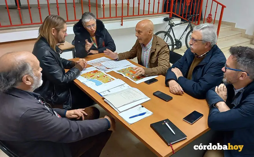Hurtado (centro), en su reuni&oacute;n con los vecinos del casco hist&oacute;rico sobre instalaci&oacute;n de placas solares