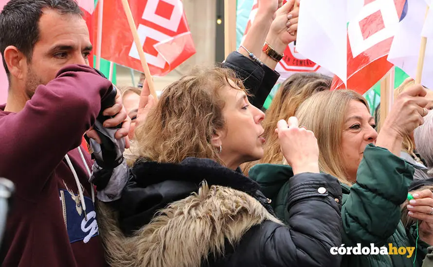 Protesta masiva por el nuevo horario laboral del comercio en C&oacute;rdoba, en un imagen de archivo