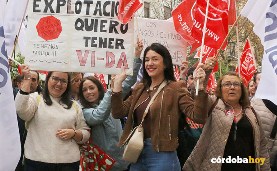 Protesta masiva por el nuevo horario laboral del comercio en Córdoba