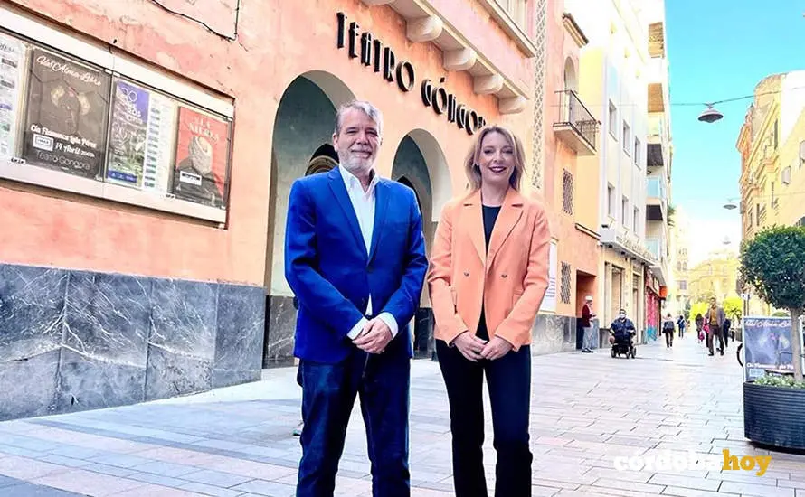 La cineasta cordobesa F&aacute;tima Entrenas, n&uacute;mero dos de la candidatura de CS a las elecciones municipales en C&oacute;rdoba capital, junto al candidato de la formaci&oacute;n naranja a la Alcald&iacute;a, Jes&uacute;s Lupi&aacute;&ntilde;ez