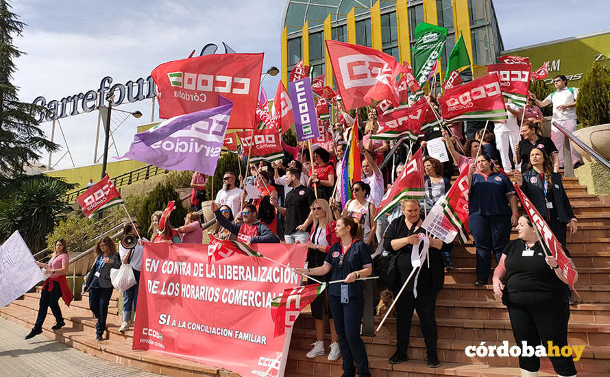Protesta del personal de Carrefour en Córdoba contra la ZGAT